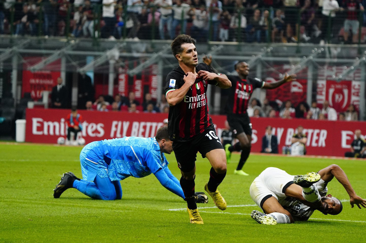 Sao Milan học Messi với siêu phẩm tung lưới Juventus