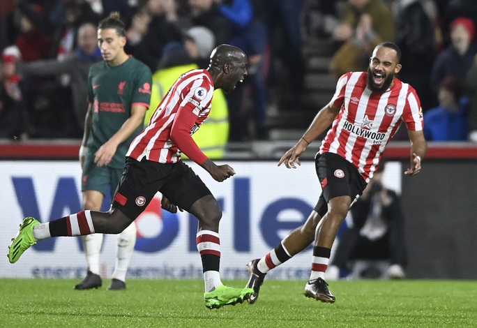 Liverpool thua sốc Brentford, tan giấc mơ Top 5 Ngoại hạng Anh