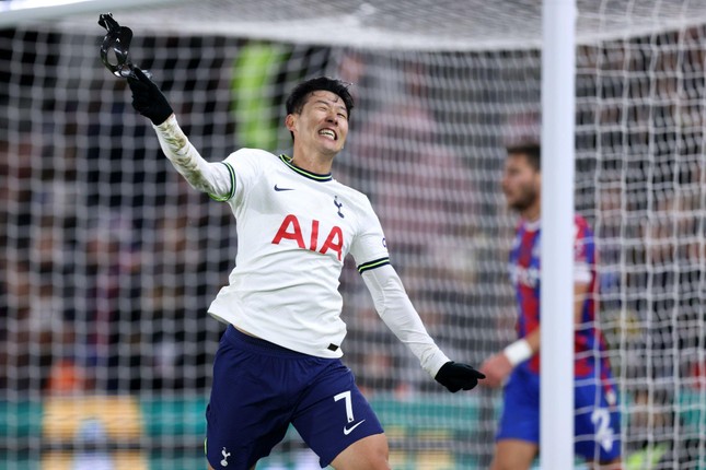 Son Heung-min ném mặt nạ ăn mừng trong chiến thắng 4 sao của Tottenham