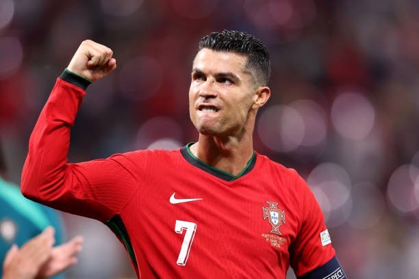 Ronaldo lập siêu kỷ lục, Bồ Đào Nha thắng nghẹt thở