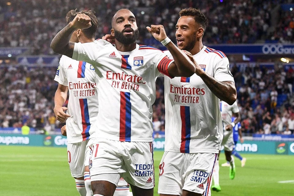 Lyon rao bán cả đội