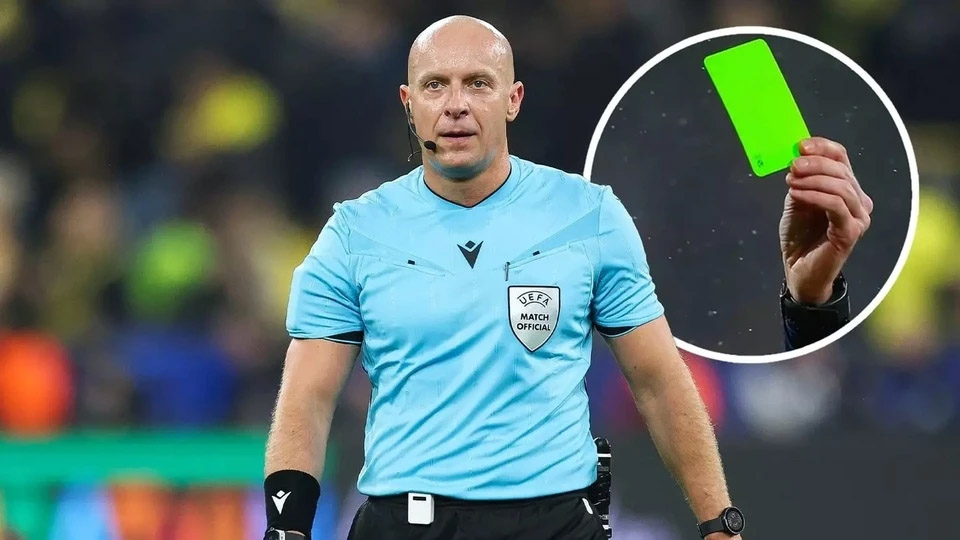 Thẻ xanh lần đầu được sử dụng trong bóng đá