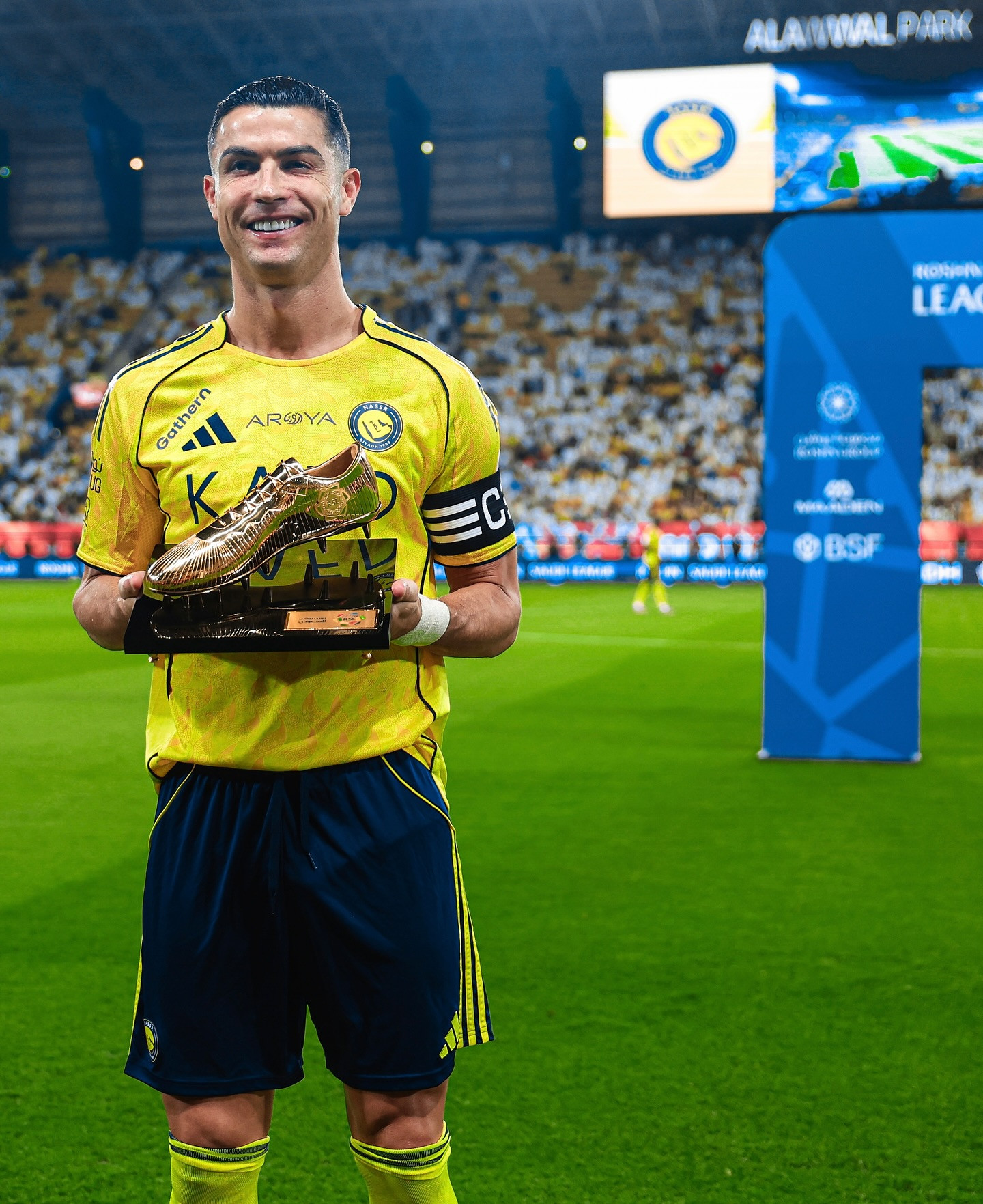 Ronaldo rửa Giày vàng, Al Nassr chiếm ngôi đầu Saudi Pro League