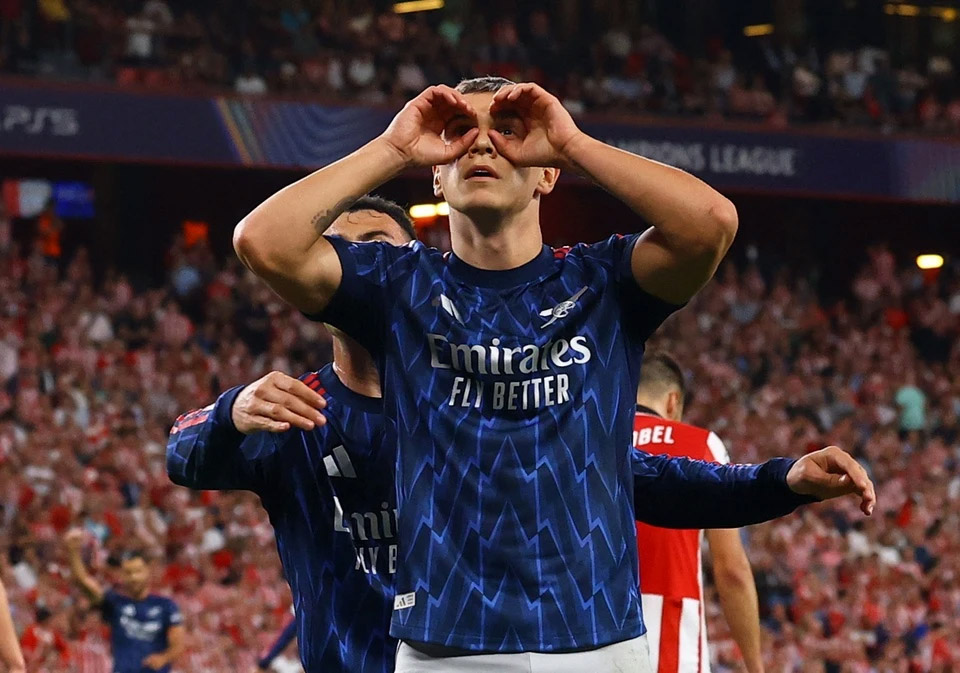 Arsenal đi vào lịch sử Champions League