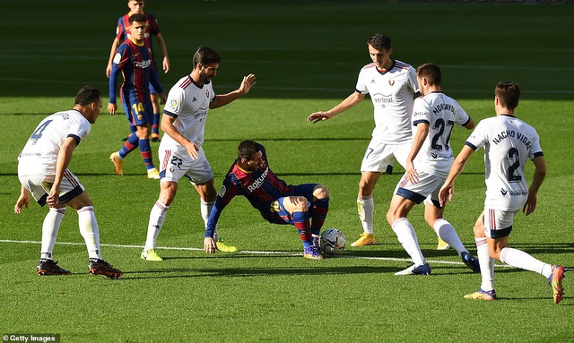 Barcelona thắng đậm Osasuna trong ngày Messi tri ân Maradona