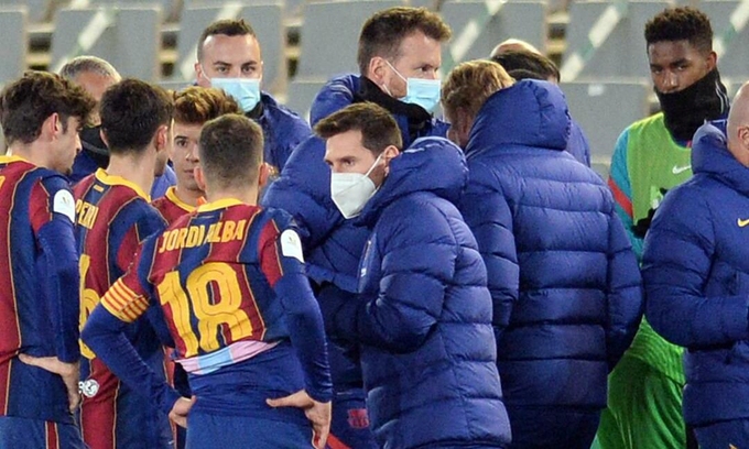 Messi giúp Koeman chỉ đạo cầu thủ Barca