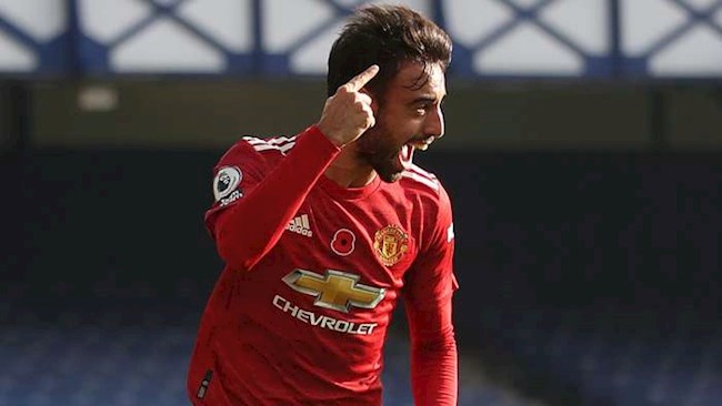 Neville so sánh Bruno Fernandes với 2 huyền thoại Rooney và Cantona