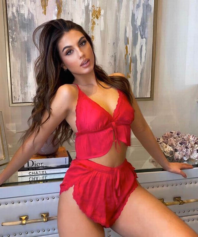 Ái nữ của PCT West Ham xinh như thiên thần trong bộ đồ lót màu đỏ